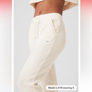 Alo Muse Sweatpants in Ivory